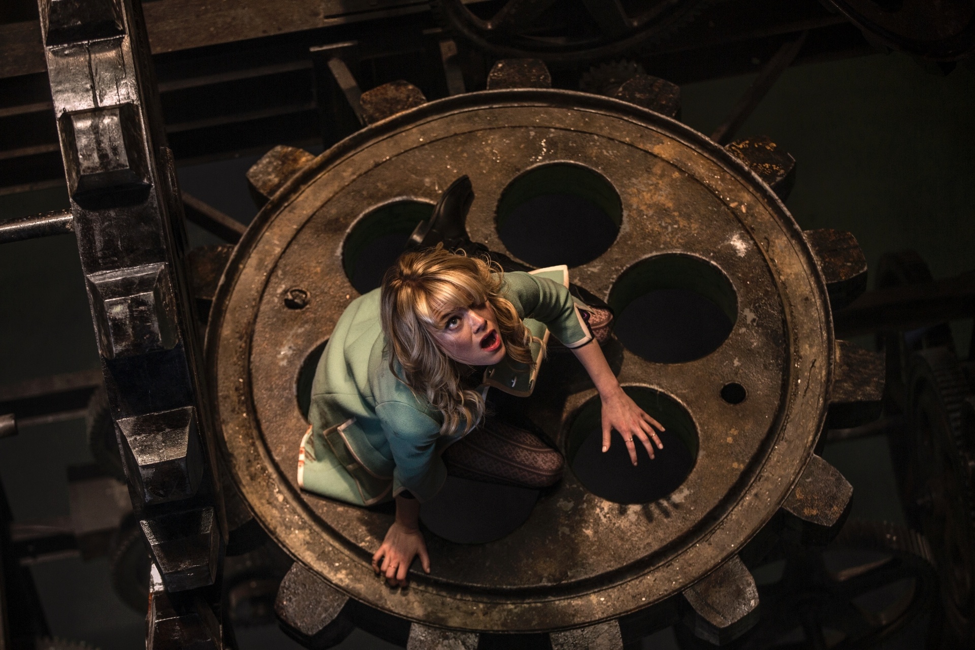 Em "O Espetacular Homem-Aranha 2", Emma Stone interpreta Gwen Stacy, a primeira namorada de Peter Parker nos quadrinhos. No filme, Peter tenta se manter longe de Gwen para cumprir a promessa que fez ao pai dela de protegê-la - Divulgação