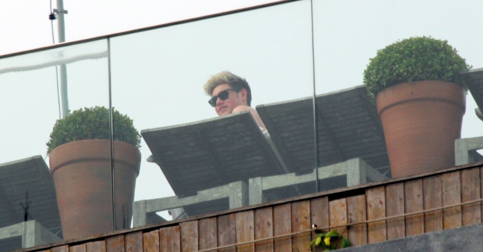 7.mai.2014 - Niall Horan, do One Direction, é fotografado no terraço do hotel Fasano, no Rio. Mais cedo, o artista disse que tem vontade de passear pela cidade. "Eu amaria conhecer o Rio. Duvido que isso aconteça, para ser justo haha", escreveu o integrante no Twitter