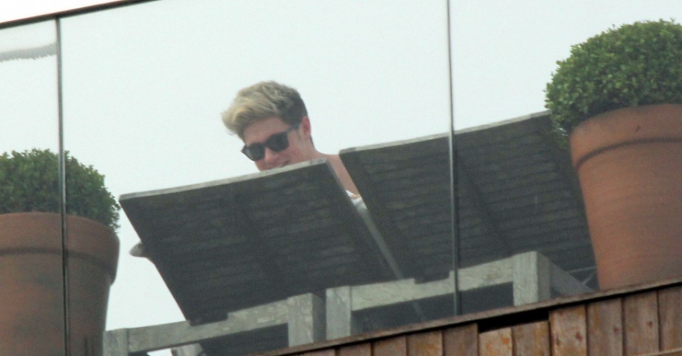 7.mai.2014 - Niall Horan, do One Direction, é fotografado no terraço do hotel Fasano, no Rio. Mais cedo, o artista disse que tem vontade de passear pela cidade. "Eu amaria conhecer o Rio. Duvido que isso aconteça, para ser justo haha", escreveu o integrante no Twitter