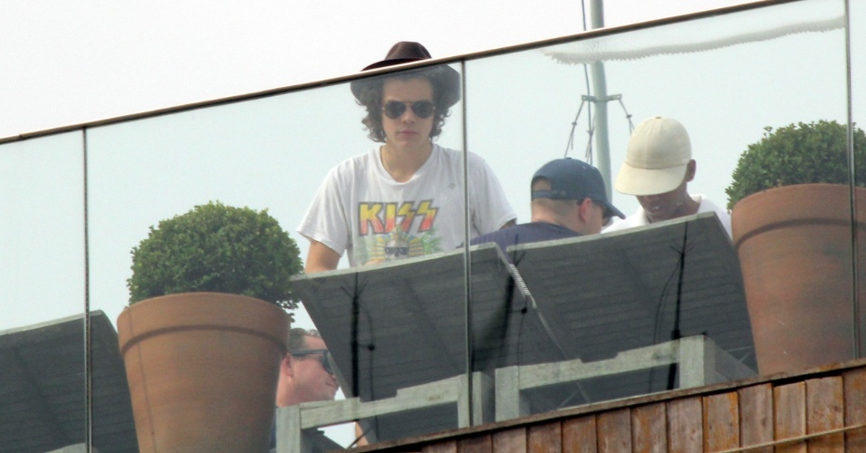 7.mai.2014 - De chapéu e camiseta da banda Kiss, Harry Styles, do One Direction, é fotografado no terraço do hotel Fasano, no Rio de Janeiro