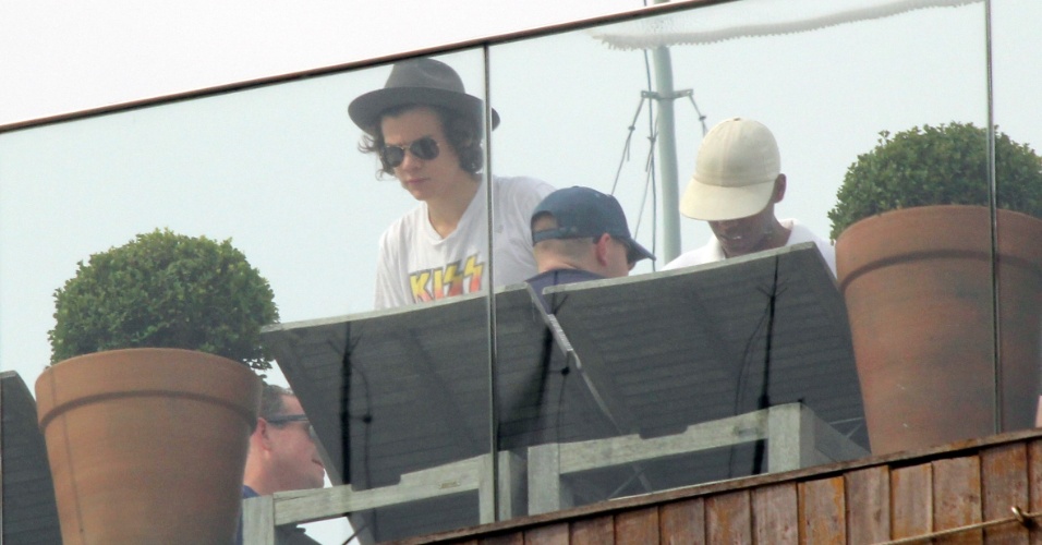 7.mai.2014 - De chapéu e camiseta da banda Kiss, Harry Styles, do One Direction, é fotografado no terraço do hotel Fasano, no Rio de Janeiro. A boy band faz o primeiro show no Brasil nesta quinta-feira, no Parque dos Atletas
