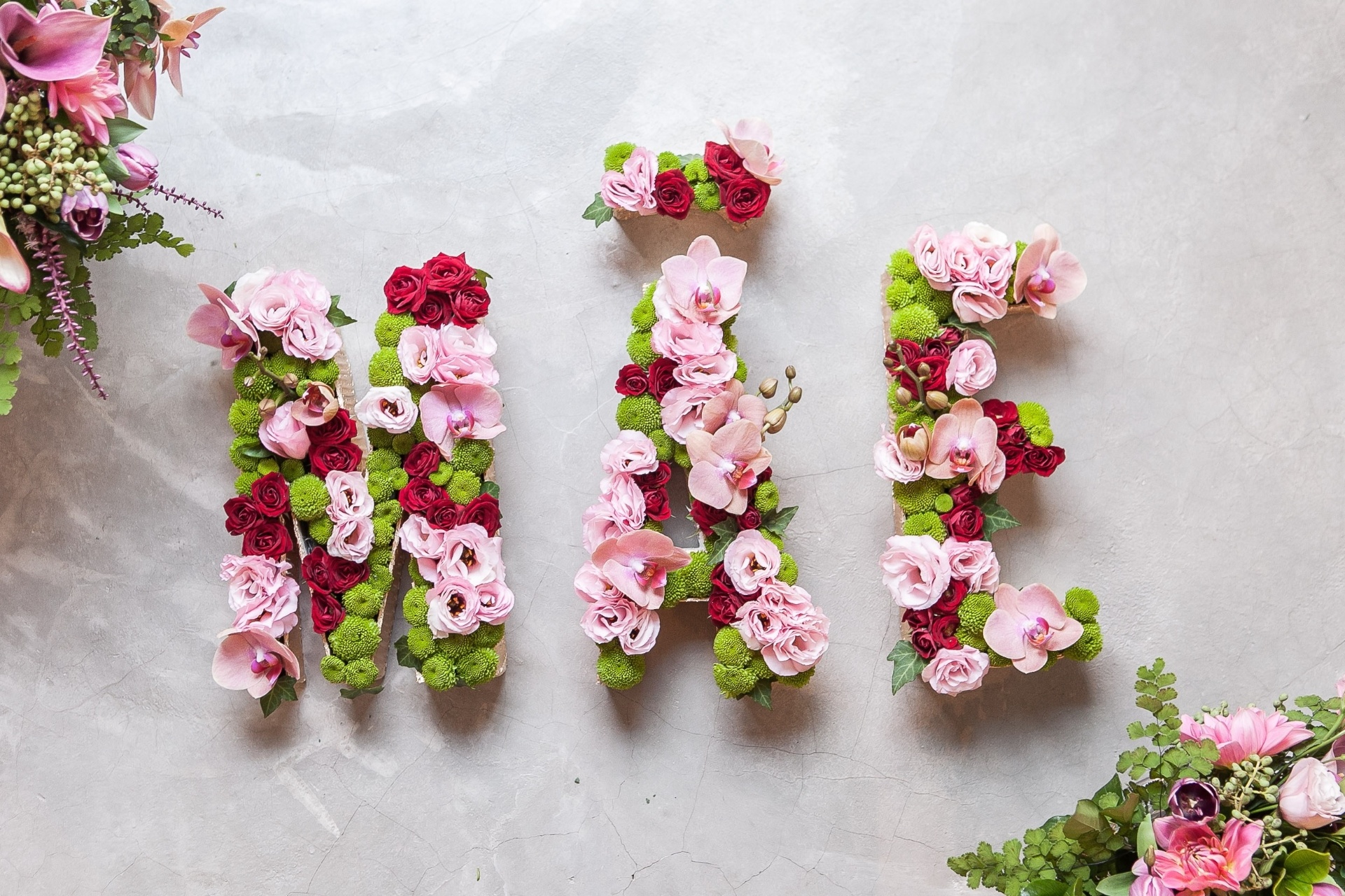 Presenteie sua mãe com um monograma de flores escrito MÃE ou o nome dela! A designer floral Camila Whitaker (www.facebook.com/camilawhitakerfloraldesign) ensina os passos de como montar o arranjo personalizado - Rodrigo Capote/UOL