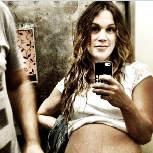 08.mai.2014- Grávida de nove meses, Vanessa Lóes mostra barrigão em selfie. "Estamos esperando ela decidir chegar", disse a atriz. 