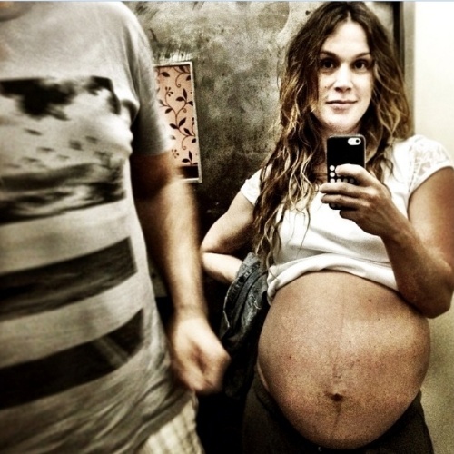 08.mai.2014- Grávida de nove meses, Vanessa Lóes mostra barrigão em selfie. "Estamos esperando ela decidir chegar", disse a atriz.