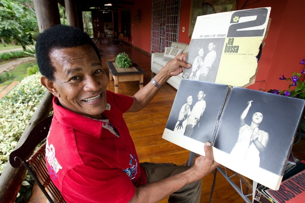 27.abr.2012 - O cantor Jair Rodrigues na varanda de sua casa - Jefferson Coppola/Folhapress