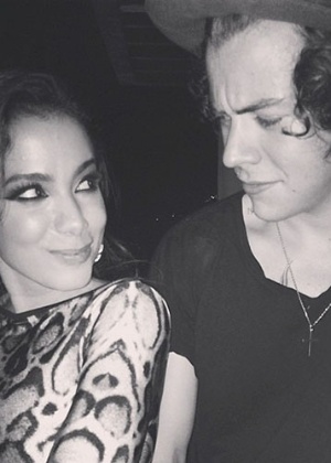 Anitta postou uma foto ao lado do cantor Harry Styles, do One Direction. Na legenda, a cantora brincou: "Nós não nos gostamos"