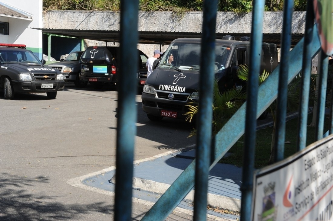 8.mai.2014 - Corpo de Jair Rodrigues chega ao IML de Cotia, onde o cantor morava e foi encontrado morto - Francisco Cepeda/AgNews