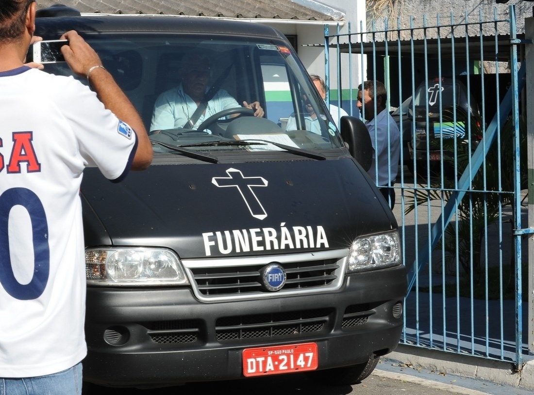 8.mai.2014 - Corpo de Jair Rodrigues sai do IML de Cotia, onde o cantor morava e foi encontrado morto - Francisco Cepeda/AgNews