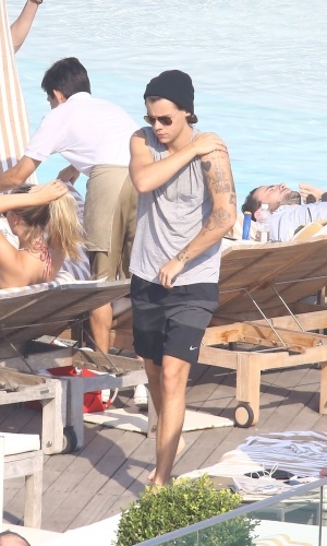 8.mai.2014 - Harry Styles, do One Direction, na piscina do hotel onde a banda está hospedada, no Rio