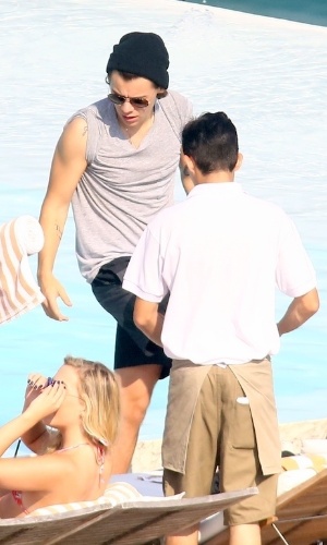8.mai.2014 - Harry Styles, do One Direction, na piscina do hotel onde a banda está hospedada, no Rio