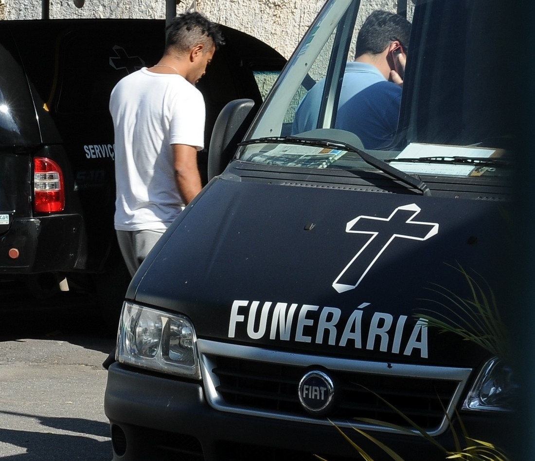 8.mai.2014 - Jair Oliveira, filho de Jair Rodrigues, chega ao IML de Cotia, no interior de São Paulo. No Facebook, ele agradeceu as mensagens e disse que "conviveu com um anjo" - Francisco Cepeda/AgNews