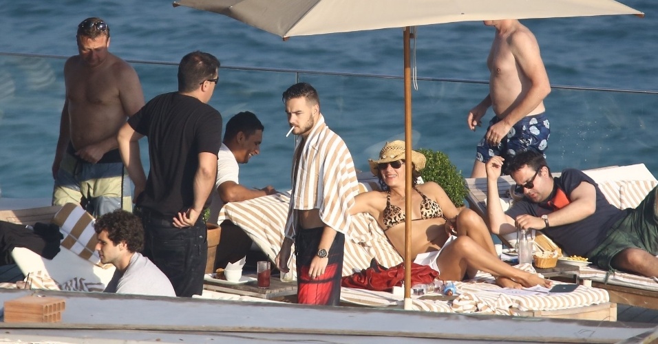 8.mai.2014 - Liam Payne é flagrado fumando um cigarro no terraço do hotel em que os membros do One Direction estão hospedados