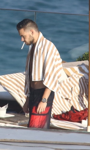 8.mai.2014 - Liam Payne fuma enquanto curte a piscina do hotel Fasano, no Rio,  onde os membros do One Direction estão hospedados
