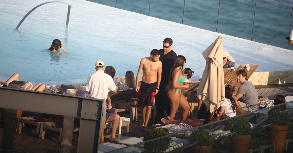 8.mai.2014 -Membros do One Direction são flagrados na piscina do hotel Fasano, na zona sul do Rio. A boy band faz o primeiro show no Brasil nesta quinta-feira, no Parque dos Atletas