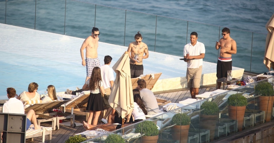 8.mai.2014 -Membros do One Direction se divertem na piscina do hotel antes do primeiro show no Brasil