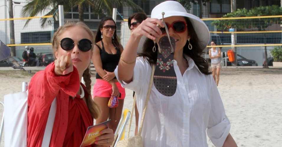 9.mai.2014 - Angélica grava entrevista com Monica Iozzi em praia na Barra da Tijuca, zona oeste do Rio de Janeiro, para o programa "Estrelas"
