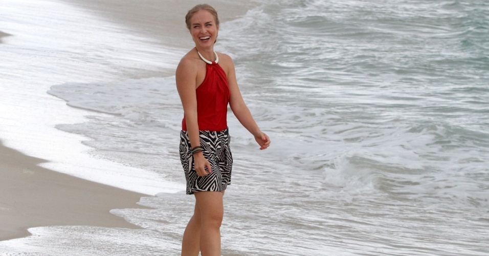 9.mai.2014 - Angélica grava entrevista com Monica Iozzi em praia na Barra da Tijuca, zona oeste do Rio de Janeiro, para o programa "Estrelas"