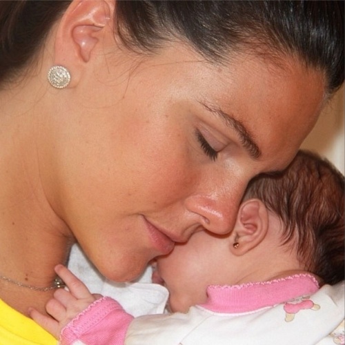 9.mai.2014 - Daniella Sarahyba posa com a filha recém-nascida