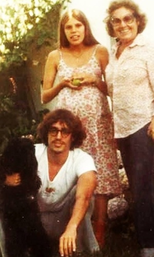 Na foto, Denise, grávida de Cauã Reymond, aos 17 anos, ao lado da sogra, Elza, e do então namorado e pai do ator, José Marques