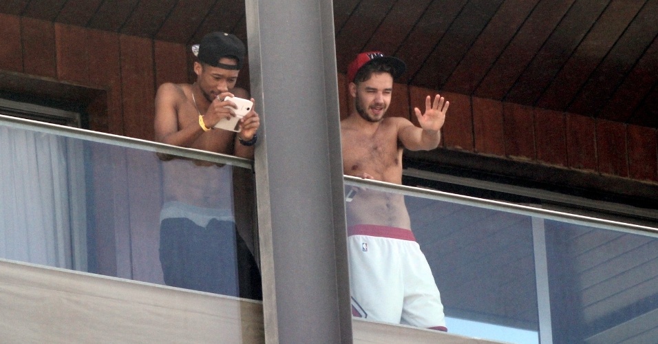10.mai.2014 - Liam Payne do One Direction acena para fãs na sacada do hotel no Arpoador, no Rio de Janeiro