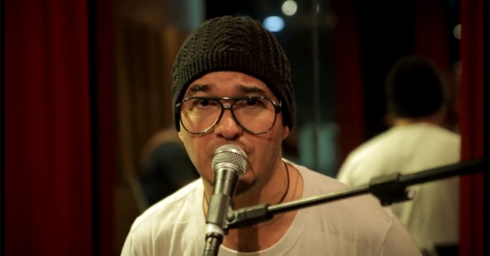 Alexandre Pessoal, conhecido como Guga, é vocalista do grupo Fica Comigo - Reprodução/Facebook