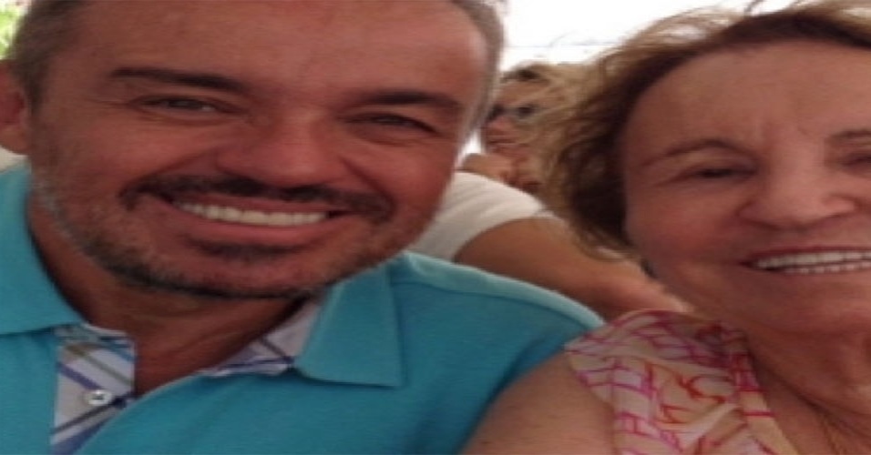 11.mai.2014 - O apresentador Gugu Liberato também não deixou passar a data em branco e postou foto com sua mãe. Maria do céu - Reprodução/Instagram