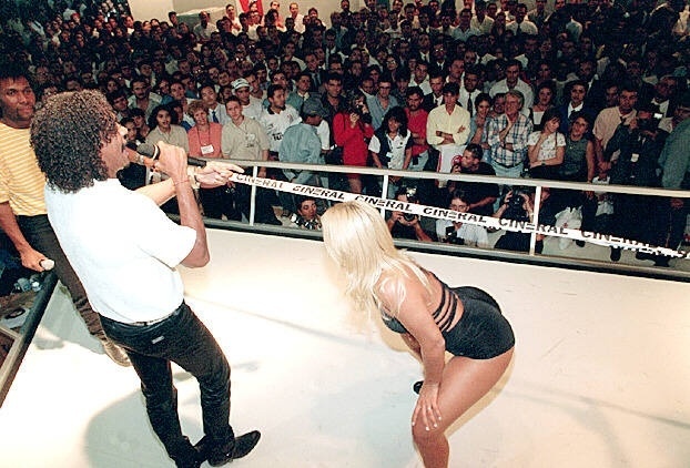 14.nov.1997 - A dançarina Carla Perez faz a dança da cordinha durante show do conjunto musical É.O.Tchan - João Wainer/Folha Imagem