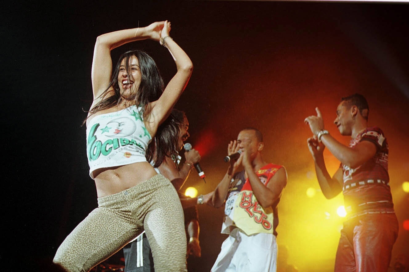 A dançarina Sheila Carvalho, do conjunto musical É.O Tchan, dança durante show do Grupo Molejo em 1999 - Alexandre Campbell/Folha Imagem