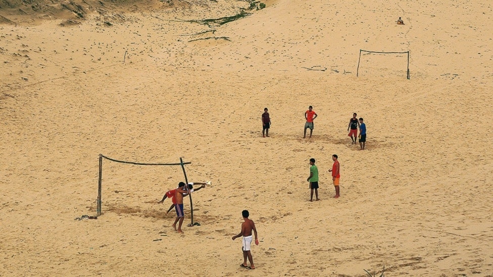 As fotos deram origem ao livro Futebol-Arte do Oiapoque ao Chuí (Grão Editora, 260 páginas, R$ 125), com prefácio de Zico, lançado no ano passado. Acima, campinho entre dunas próximo ao litoral de Flecheiras, no Ceará - Caio Vilela/Divulgação BBC