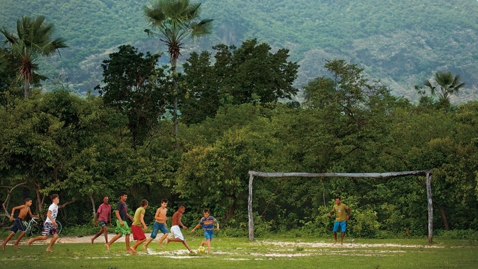 As imagens da série que você vê acima foram captadas pelo fotógrafo nos 26 Estados do Brasil e no Distrito Federal: suas capitais, seus cartões-postais e seus rincões distantes e pouco conhecidos. Acima, partida no pé da Chapada do Ibiapaba, em Santa Terezinha, no Ceará - Caio Vilela/Divulgação BBC