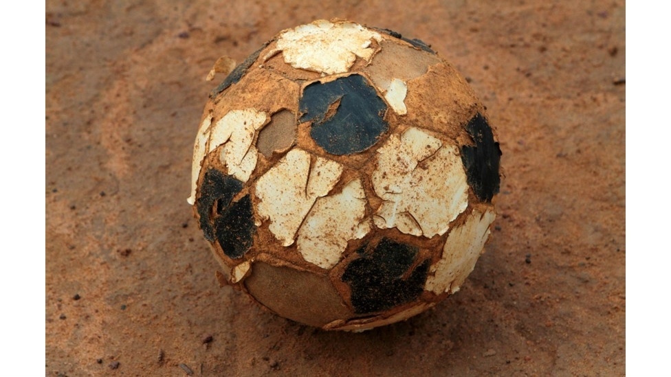 Durante nove meses, o fotógrafo e jornalista Caio Vilela percorreu o Brasil em busca da imagem perfeita sobre a mais arrebatora paixão nacional: o futebol de rua, ou a famosa "pelada". Acima, a co-protagonista: a bola - Caio Vilela/Divulgação BBC