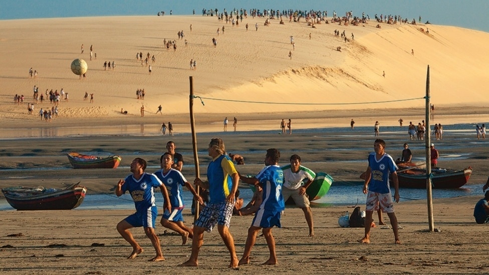 Filho de pai escocês e mãe de ascendência inglesa, Charles Miller foi estudar muito jovem na Inglaterra, de onde voltou com duas bolas, um livro de regras e uniformes em mãos, dando o pontapé inicial ao esporte em solo brasileiro. Acima, tradicional partida entre bugueiros e jangadeiros de Jericoacoara, no Ceará - Caio Vilela/Divulgação BBC