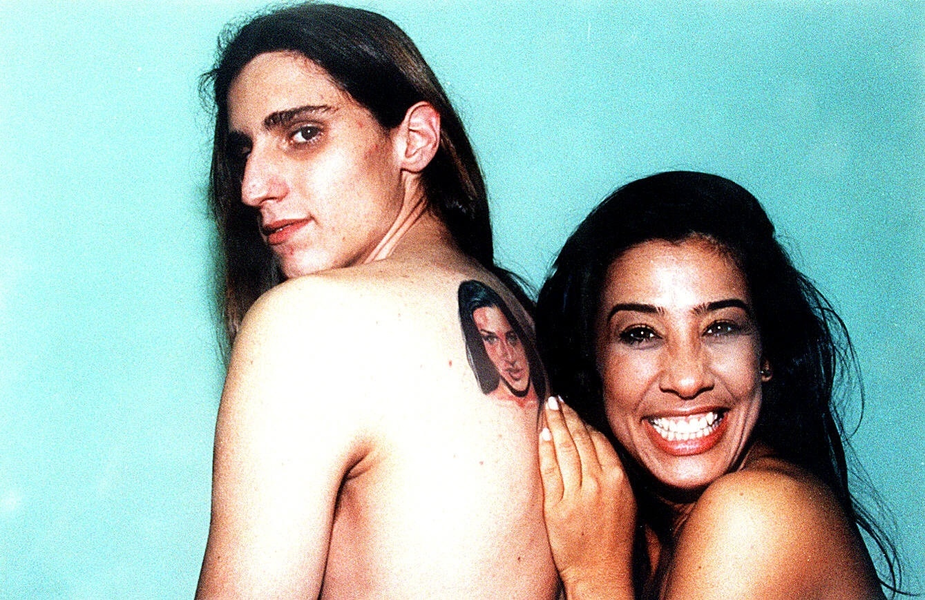 O estudante Marcus Vinícius Rodrigues, com a dançarina do É.o.Tchan, Scheila Carvalho, que tatuou nas costas. [FSP-TV.Folha-13.09.98] - Paulo Figueiredo/Divulgação