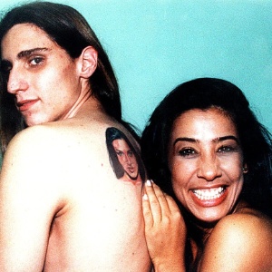 O estudante Marcus Vinícius Rodrigues, com a dançarina do É.o.Tchan, Scheila Carvalho, que tatuou nas costas. [FSP-TV.Folha-13.09.98] - Paulo Figueiredo/Divulgação