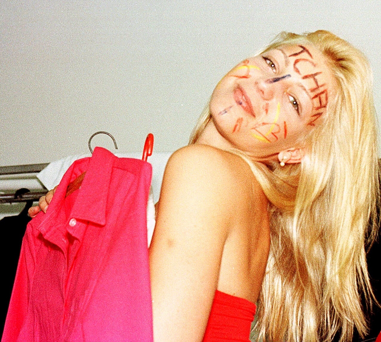 Sheila Mello, que venceu o concurso da Loira do Tchan, e agora faz parte do conjunto musical É.O.Tchan. [FSP-Cotidiano-06.09.98 - Bel Pedrosa