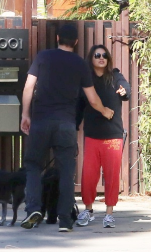 12.mai.2014 - Mila Kunis se irrita com fotógrafo e Ashton Kutcher tenta fazê-la voltar para dentro da casa do casal em Los Angeles, na Califórnia