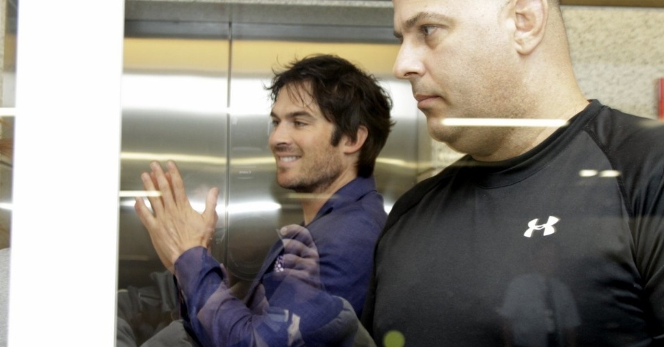 13.mai.2014 - Ian Somerhalder chega a escritório após deixar hotel cercado por fãs em São Paulo. Ele é famoso por atuar na série "The Vampire Diaries"