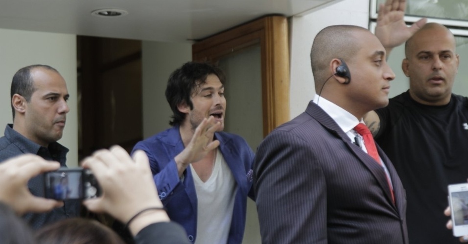 13.mai.2014 - O ator Ian Somerhalder, da série "The Vampire Diaries", cumprimenta fãs que estavam na porta de seu hotel, em São Paulo