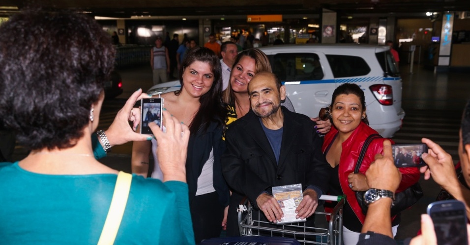13.mai.2014 - O ator mexicano Edgar Vivar desembarcou em São Paulo nesta terça-feira e foi cercado pelos fãs