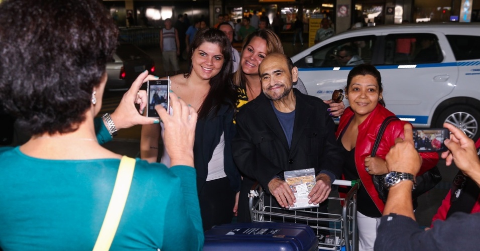 13.mai.2014 - O ator mexicano Edgar Vivar desembarcou em São Paulo nesta terça-feira e foi cercado pelos fãs
