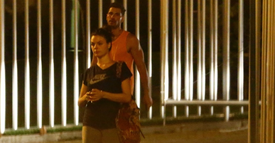 13.mai.2014- Isis Valverde é flagrada circulando com o modelo mexicano Uriel Del Toro, que tem sido apontado como seu novo affair, pela Barra da Tijuca, Rio de Janeiro