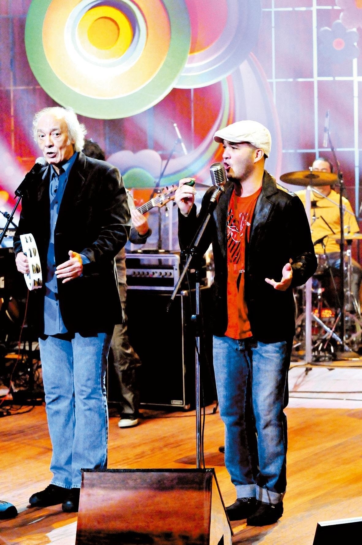 25.jul.2008 - Erasmo Carlos canta com seu filho, Alexandre Pessoal, em gravação do `Som Brasil'; em homenagem a Edu Lobo - Frederico Rozário/TV Globo