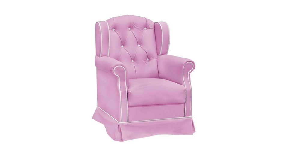 Poltrona Alicia fixa elaborada com a estrutura em eucalipto reflorestado, com encosto fixo, revestimento em corino PVC, espuma do encosto, assento e braços em D16. Na Mobly (www.mobly.com.br). R$ 519. Preço consultado em abril de 2014, sujeito a alterações - Divulgação