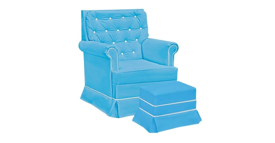 Poltrona Giulia com balanço e pufe em corvino, da Fratello. Fabricada com eucalipto reflorestado e espumas, conta com mecanismo que traz um leve balanço. Disponível nas cores azul e rosa. Na loja Bebê Store (www.bebestore.com.br). R$ 569,90. Preço consultado em abril de 2014, sujeito a alterações - Divulgação