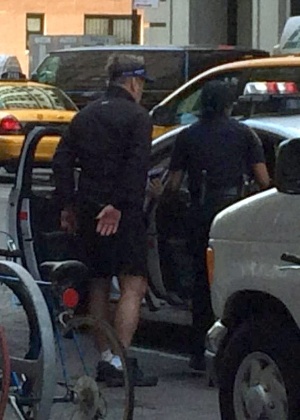 Alec Baldwin é preso por andar de bicicleta na contramão em Nova York