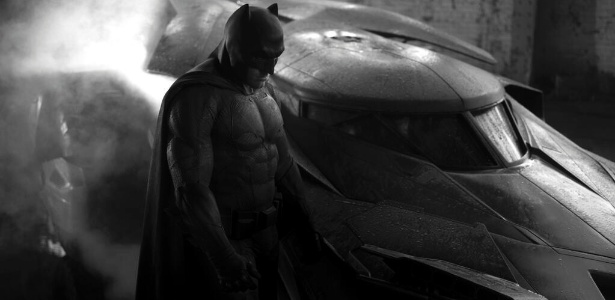 Ben Affleck aparece como Homem-Morcego ao lado do Batmóvel em foto divulgada pelo diretor Zack Snyder em "Batman vs. Superman" - Reprodução - Reprodução