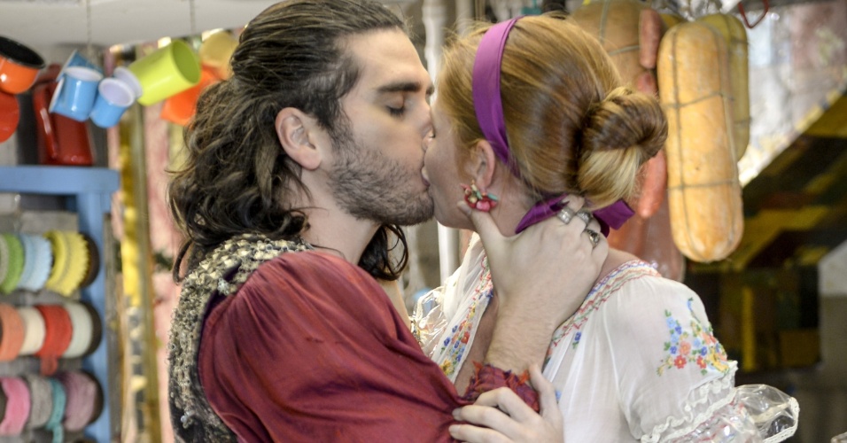 Em "Meu Pedacinho de Chão", Viramundo e Milita se beijam