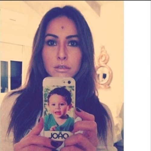 11.mai.2014 - Sabrina Sato divulga foto com capinha de celular personalizada em prol da busca por crianças desaparecidas