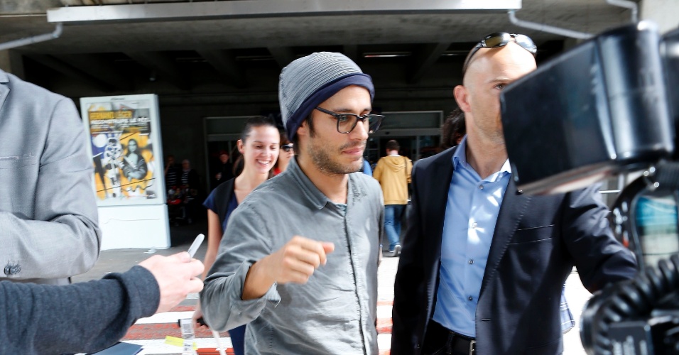 13.mai.2014 - Gael Garcia Bernal desembarca na Riviera Francesa para participar do Festival de Cannes. Ele é um dos jurados do evento, ao lado de Jane Campion, Willem Dafoe, Sofia Coppola e o diretor dinamarquês Nicolas Winding Refn