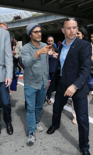 13.mai.2014 - Gael Garcia Bernal desembarca no aeroporto de Nice, na Riviera Francesa, para participar do Festival de Cannes. O ator mexicano é um dos jurados do evento neste ano